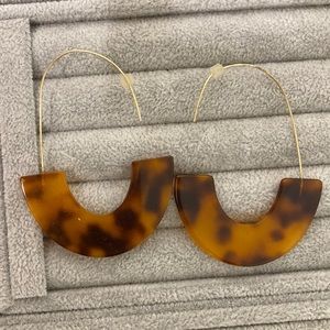 Gold and tortoise-shell earring